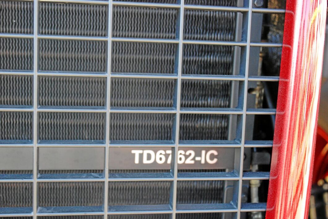 Motorns typbeteckning kan tyda på att den kommer från Volvo. Men vilket fabrikat som finns där egentligen vill man inte berätta för att behålla mystiken.