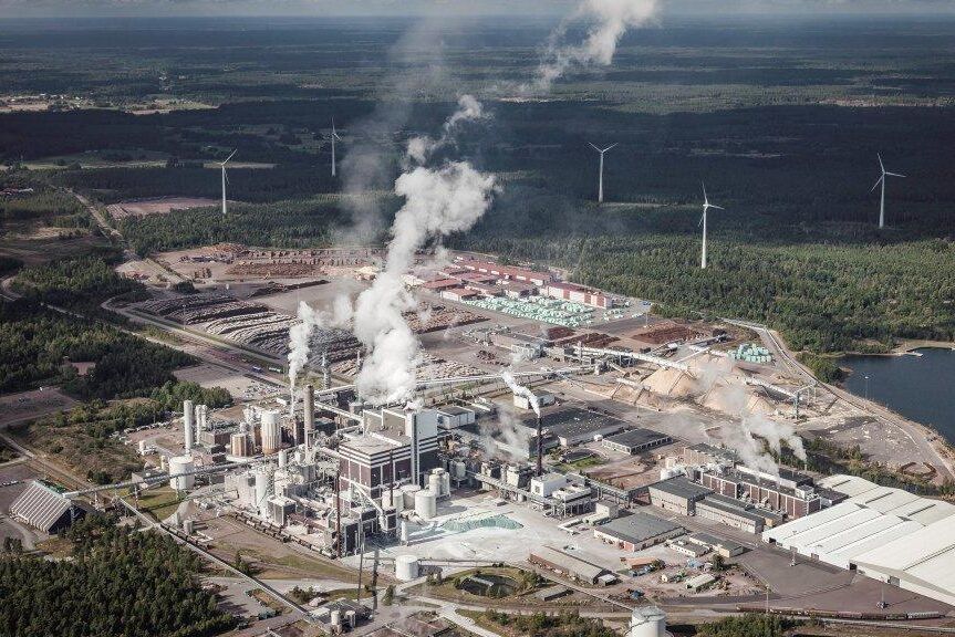 Ett tiotal av de drygt 400 anställda på Södra Cell i Mönsterås har placerats i karantän efter ett besök av en entreprenör som bar på coronaviruset.