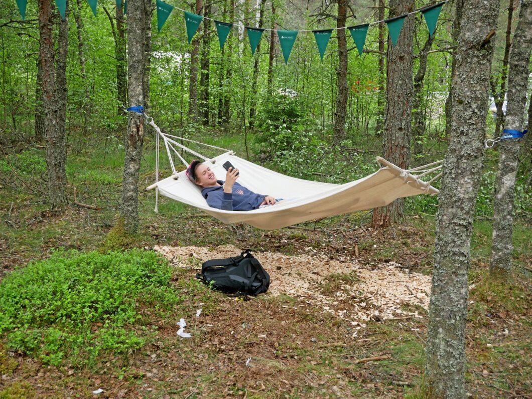 Lucas Johansson, som till vardags går på skogsutbildningen i Eksjö, fann sig till rätta i hängmattan.