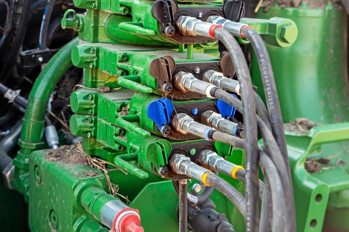 Som servicetekniker ska man ha stora kunskaper i hydraulik och elektronik.