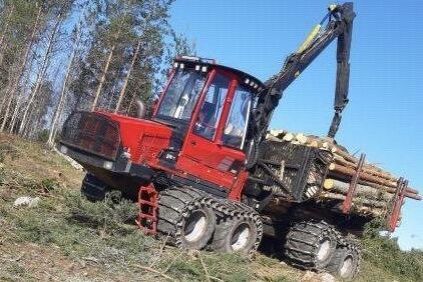 Komatsu 865 och Oliver Runarsson skotar i det härliga solskenet. 865:an har en matchvikt på 19 ton och lastar 15 ton