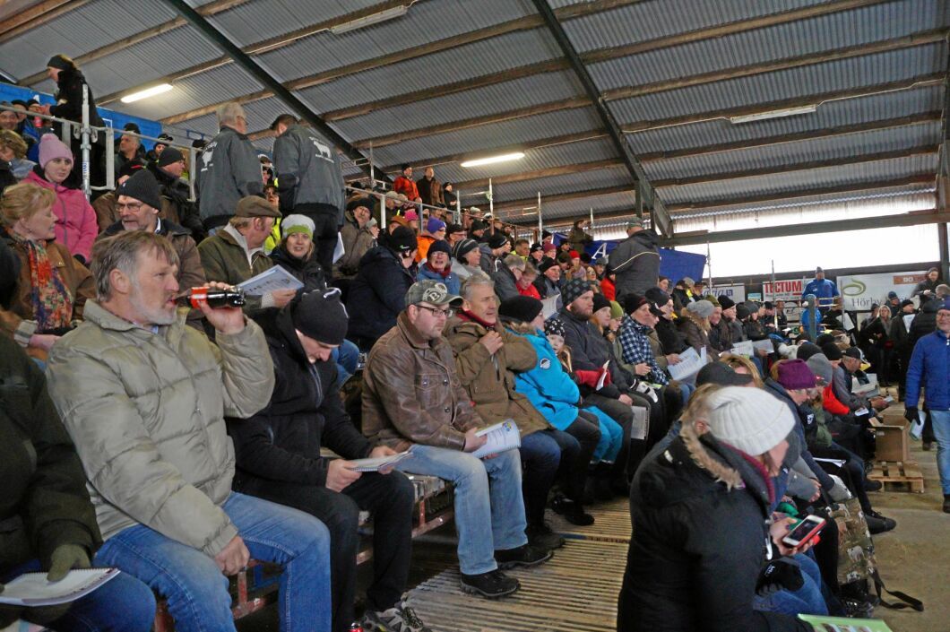 Folkligt, festligt, fullsatt och frostigt.