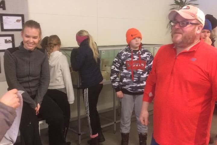 Jed Wallis är djurvårdsinstruktör och tog hand om de sportlovslediga barn som ville kolla på smådjur som råttor.