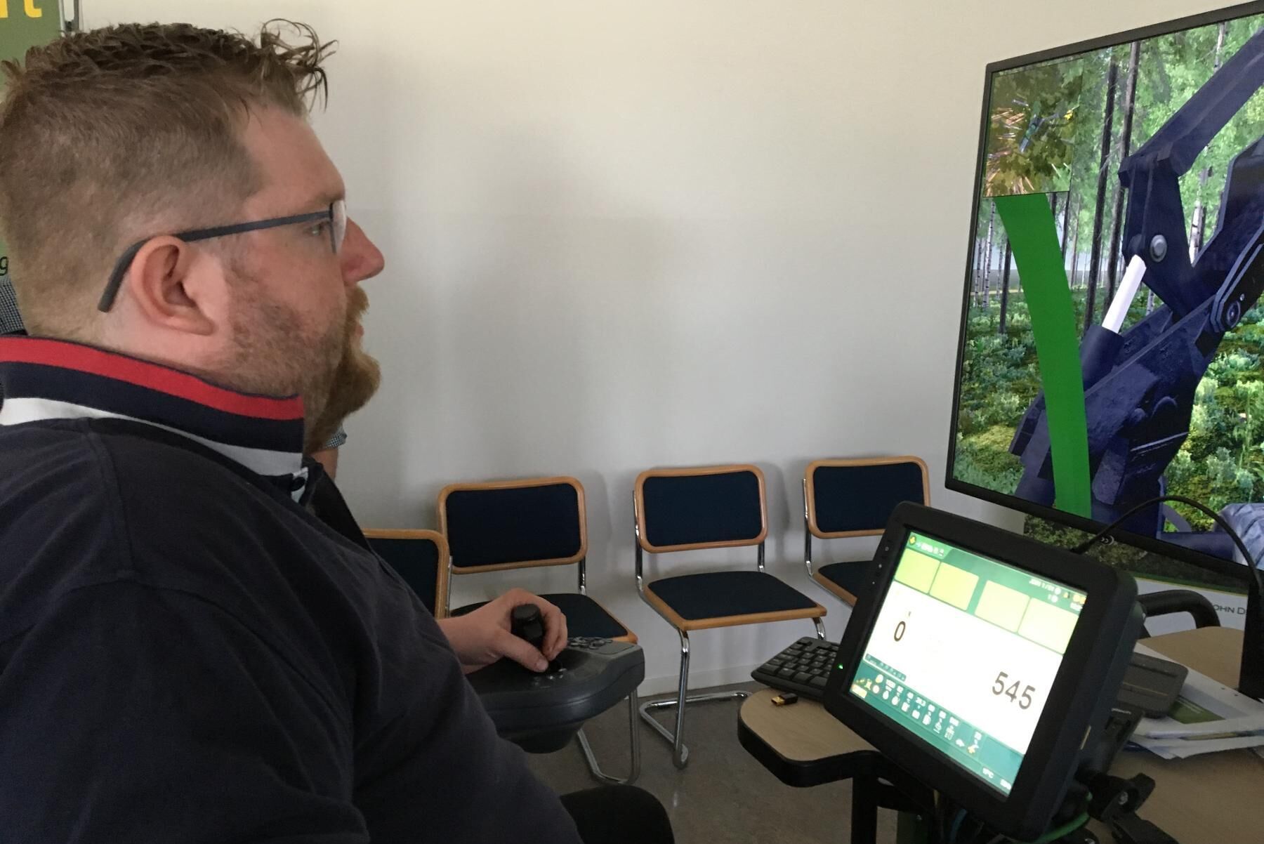 Joakim Söderberg, utbildningssamordnare på Skogstekniska i Alfta, testar maskinsimulatorer till skolans utbildningar.