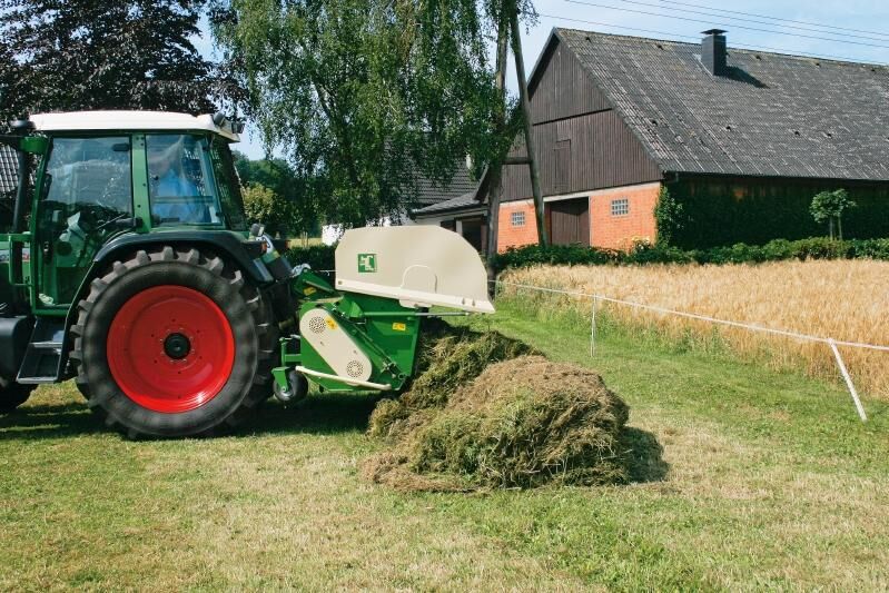 Tömning av Horsehoppern som både samlar gödsel och betesputsar.