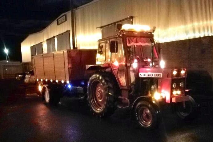 500:an syns verkligen i höstmörkret. Rasmus har också ordnat till ”lastbilslook” i framrutan.