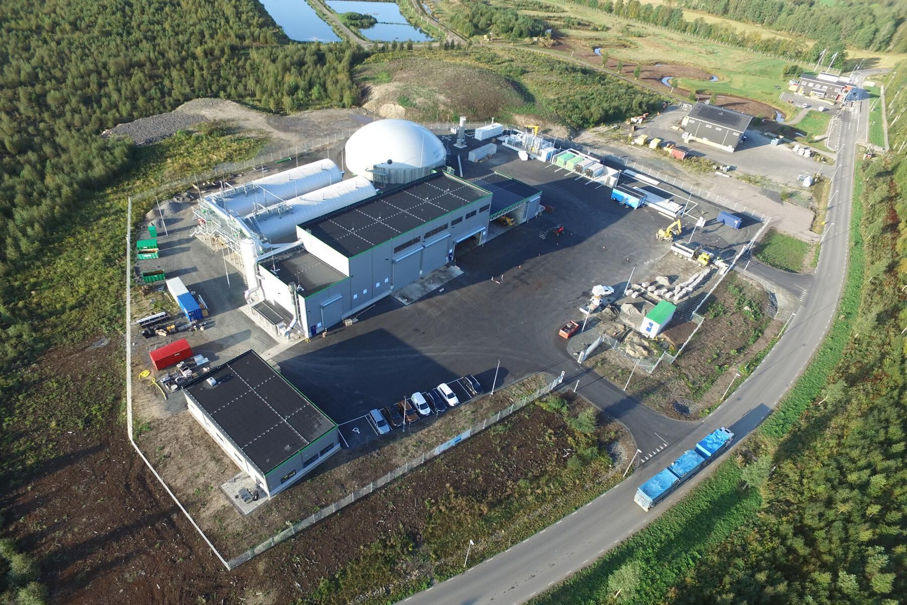 I HZI:s nya biogasanläggning för 300 miljoner kronor söder om Jönköping rötas julgranar tillsammans med matavfall till fordonsgas.