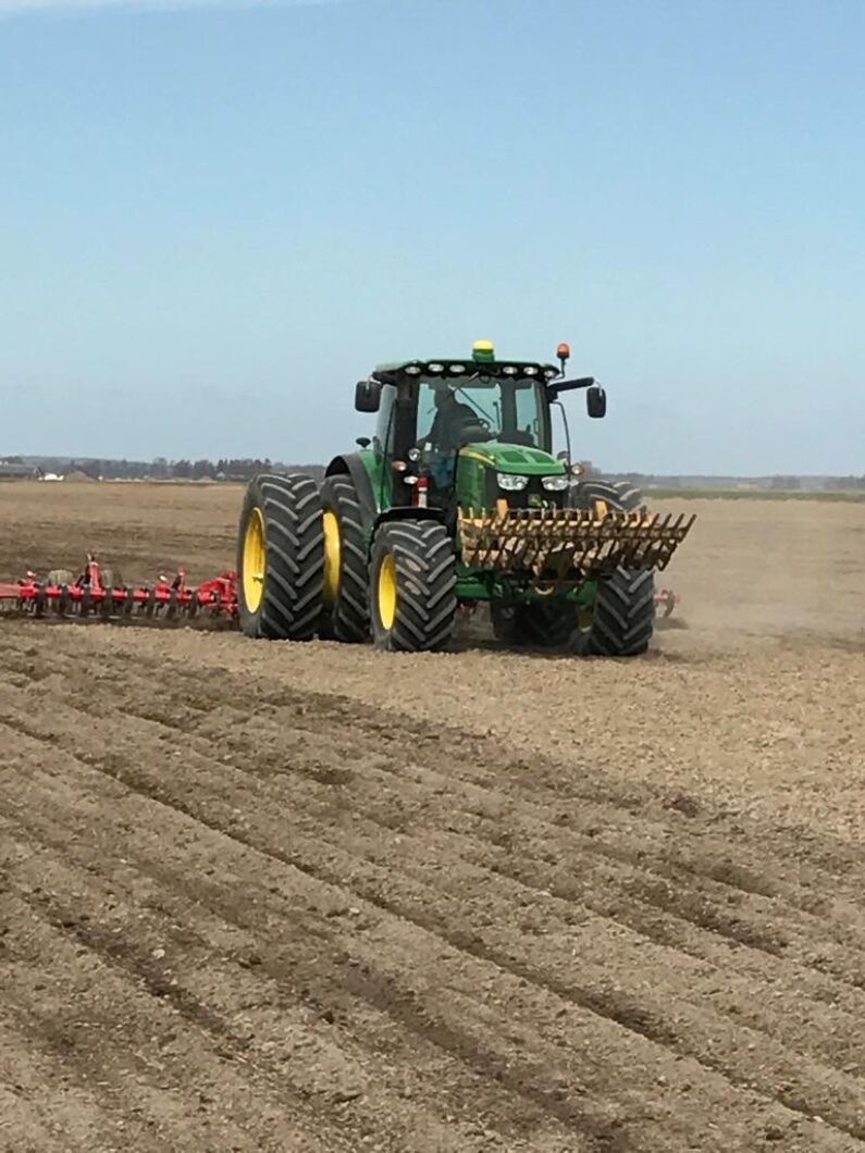 Ärtsådden är i gång hos Toppfrys kontraktsodlare Johan Bergström.