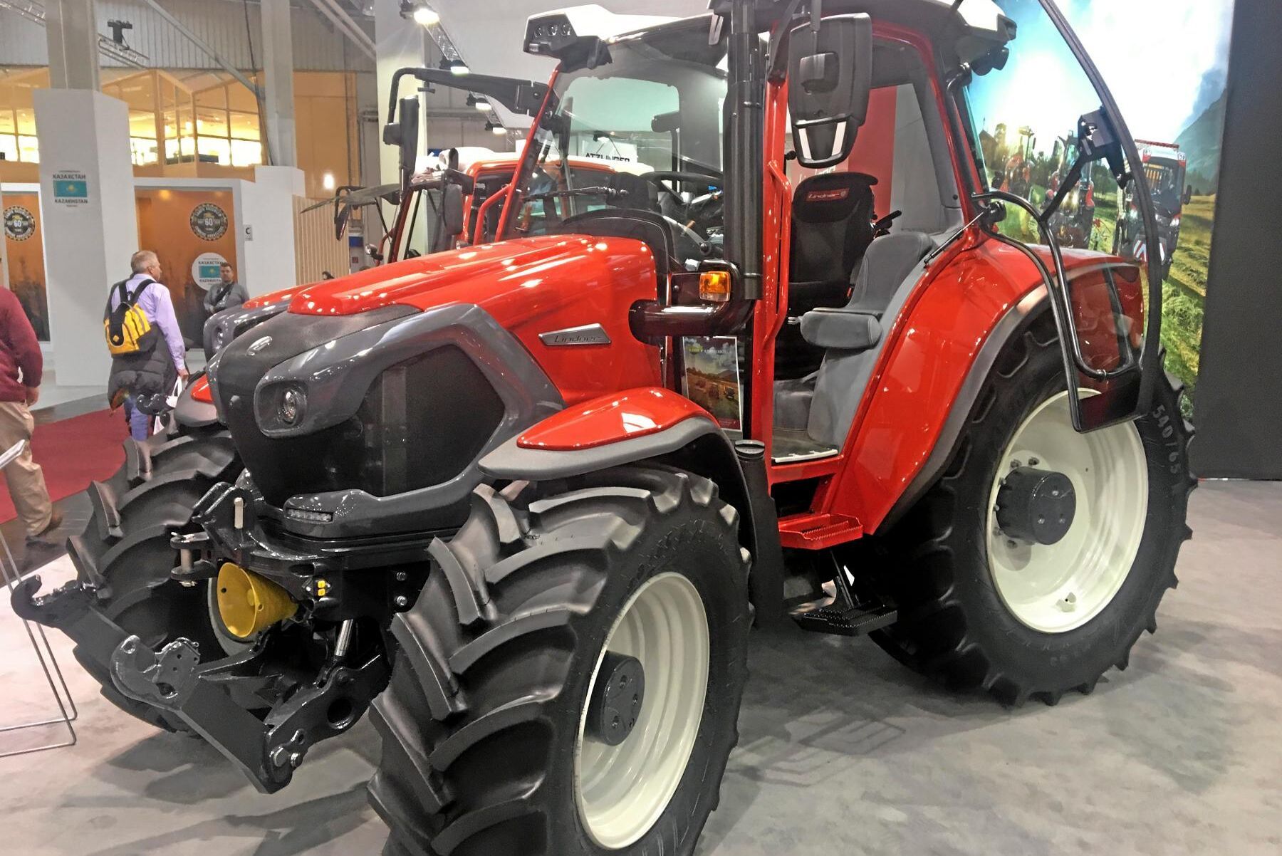 Nya Lintrac 110 är en storebror till Lintrac 90 som har blivit populär tack vare sin fyrhjulsstyrning. Det gör att den tar sig fram i många terränger. Traktorn kan till och med köras mer eller mindre diagonalt.