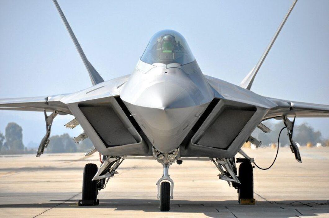Amerikanska flygvapnets stridsplan F-22 Raptor.