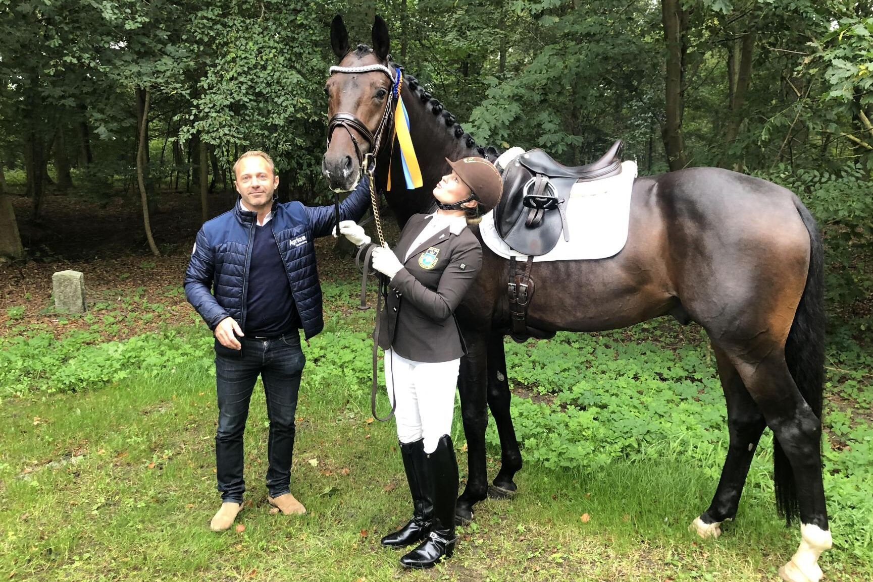 Tobias Hansson, här tillsammans med Jeanna Högberg och hästen Mr Grey VH när ekipaget vann Breeders Trophy för 4-åriga dressyrhästar.