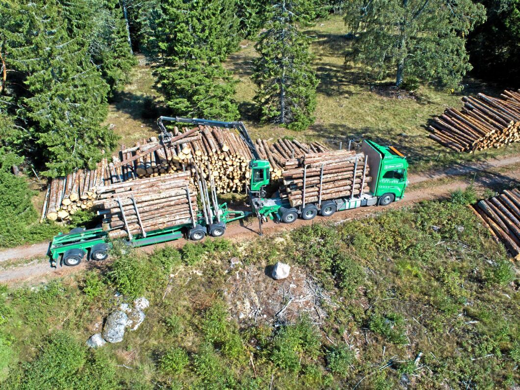 Enligt Sveaskogs analys kommer de att köra femaxlade släpvagnar i Småland och 74-tonnare i Norrbotten.