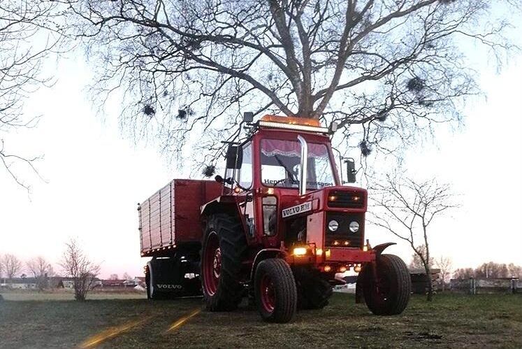 Rasmus har fixat till Sveriges grymmaste Volvo BM 500. Kolla alla lysen och vilken pipa!