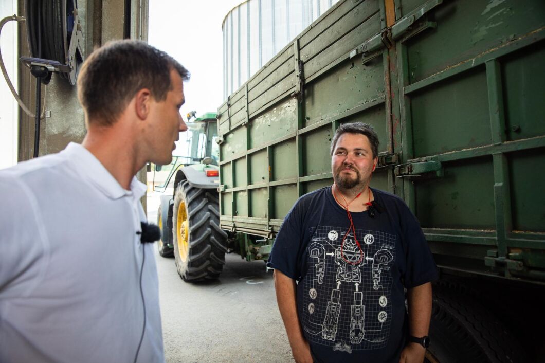 Magnus Nilsson är klar med rapsen och lämnade på måndagen första vagnarna med maltkorn. Det är han klar med om några dagar. Sedan ska vetet in.