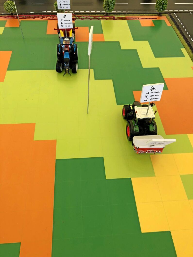 Lantmännen tog till skalenliga traktormodeller för att illustrera den digitala teknikens möjligheter på ett pedagogiskt sätt.