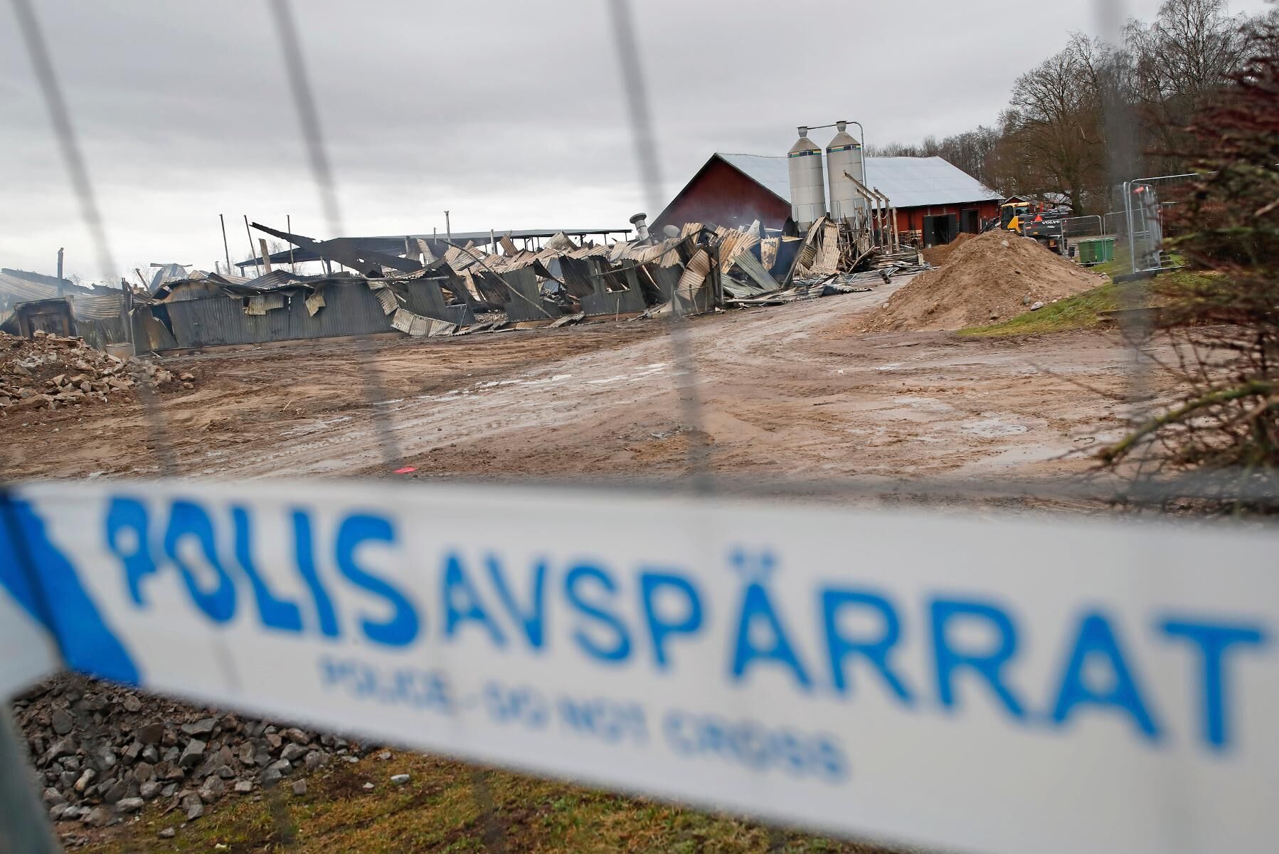 Polisens experter har precis inlett arbetet med att fastställa vad som låg bakom gårdagens storbrand på Vretagymnasiet.