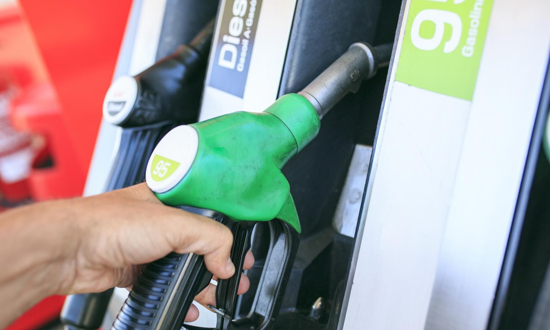 Riktpriset på 95-oktanig bensin ligger nu på 16,89 kronor per liter.