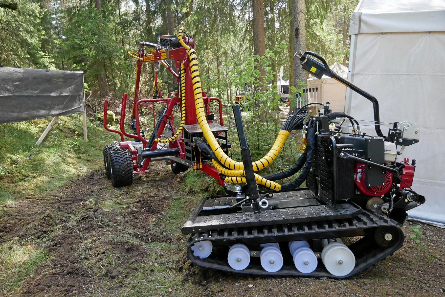 Järnhästen Flex används allt oftare tillsammans med en ATV-vagn med hydraulkran. Nu har Järnhästen fått dragkulan fäst på timmerbanken och tack vare att kulan är vändbar går det att snabbt koppla av vagnen, vända på draget och hämta svårtillgängligt virke.
