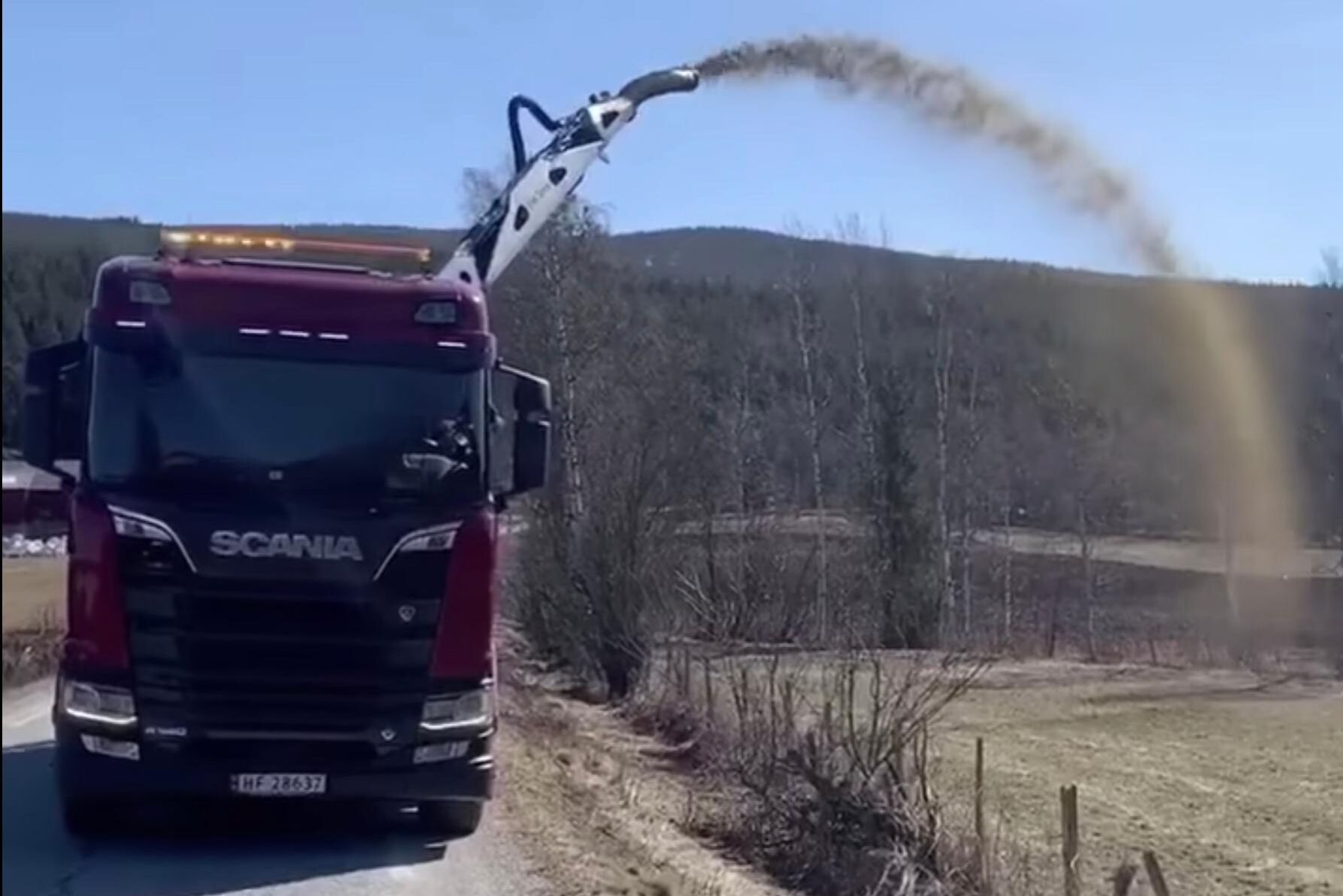 40 meter når Trond Toruds lastbilsburna gödselkanon.