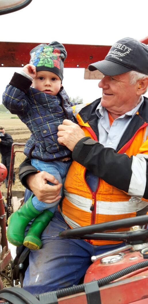 Lars-Gunnar Dahlström och barnbarnet Ludvig, 2 år – förhoppningsvis nästa generation plöjare på Trollsta.