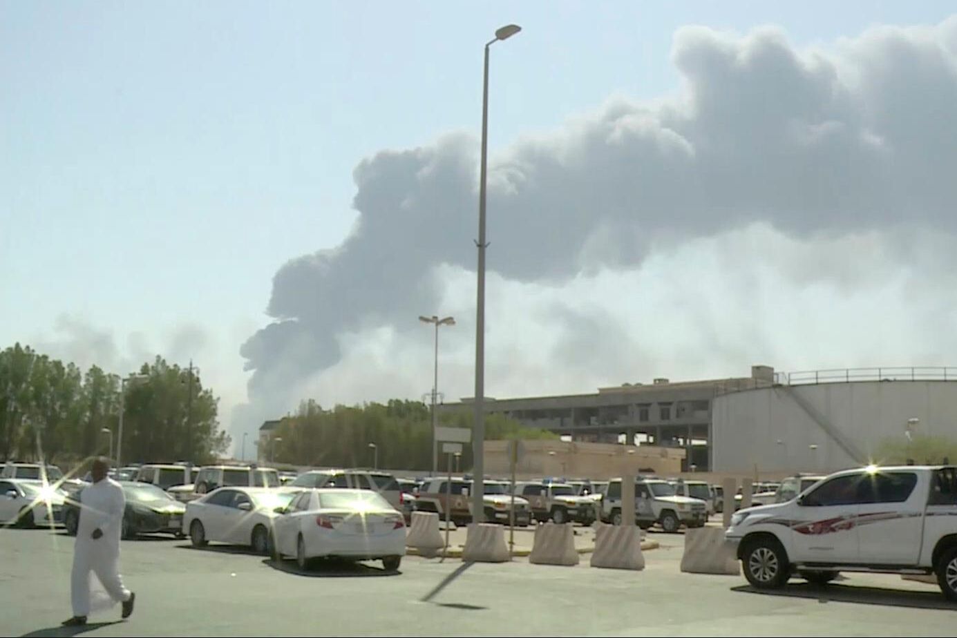 Oljeanläggningarna i Abqaiq och Khurais sattes i kraftig brand och rökmoln täckte ökenhimlen.