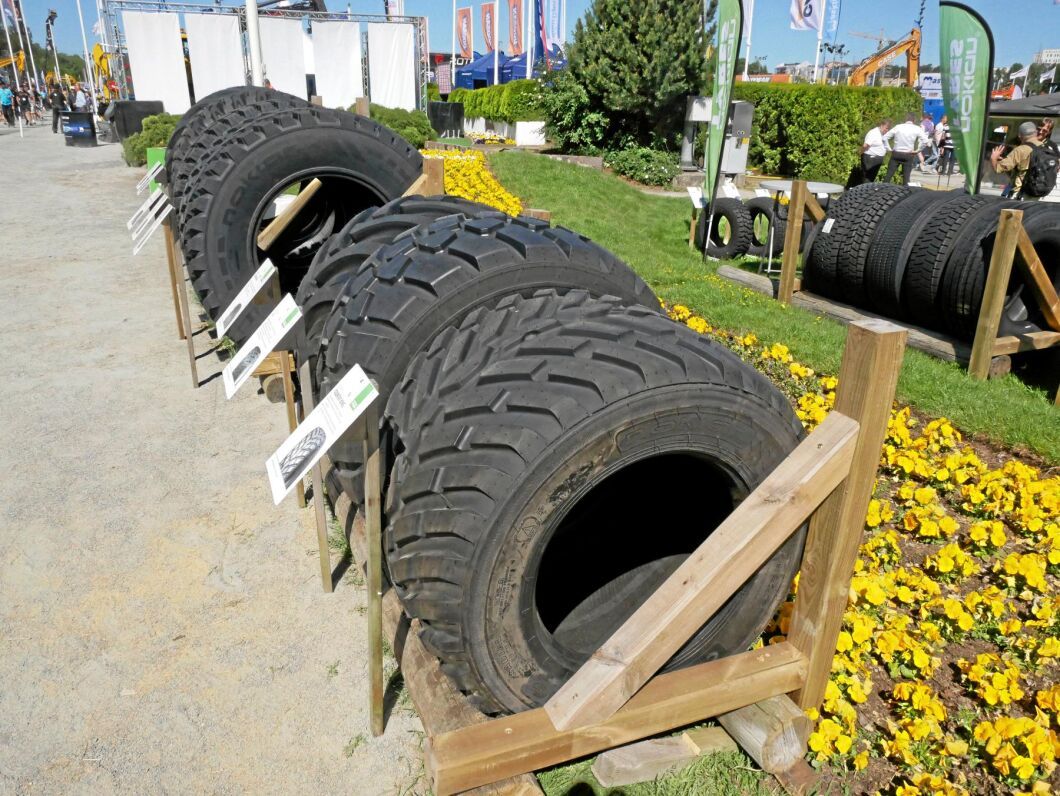 För den som inte var ute efter en helt ny maskin fanns massor av delar att spana in. Däckföretaget Nokian passade på att visa upp flera av sina däck.