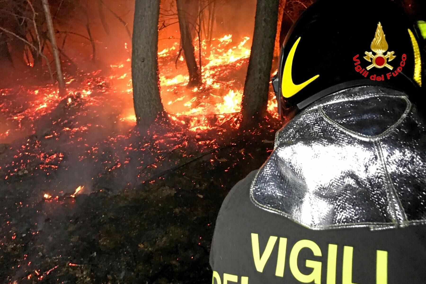 Bilden är från en annan skogsbrand i Italien. Arkivbild.