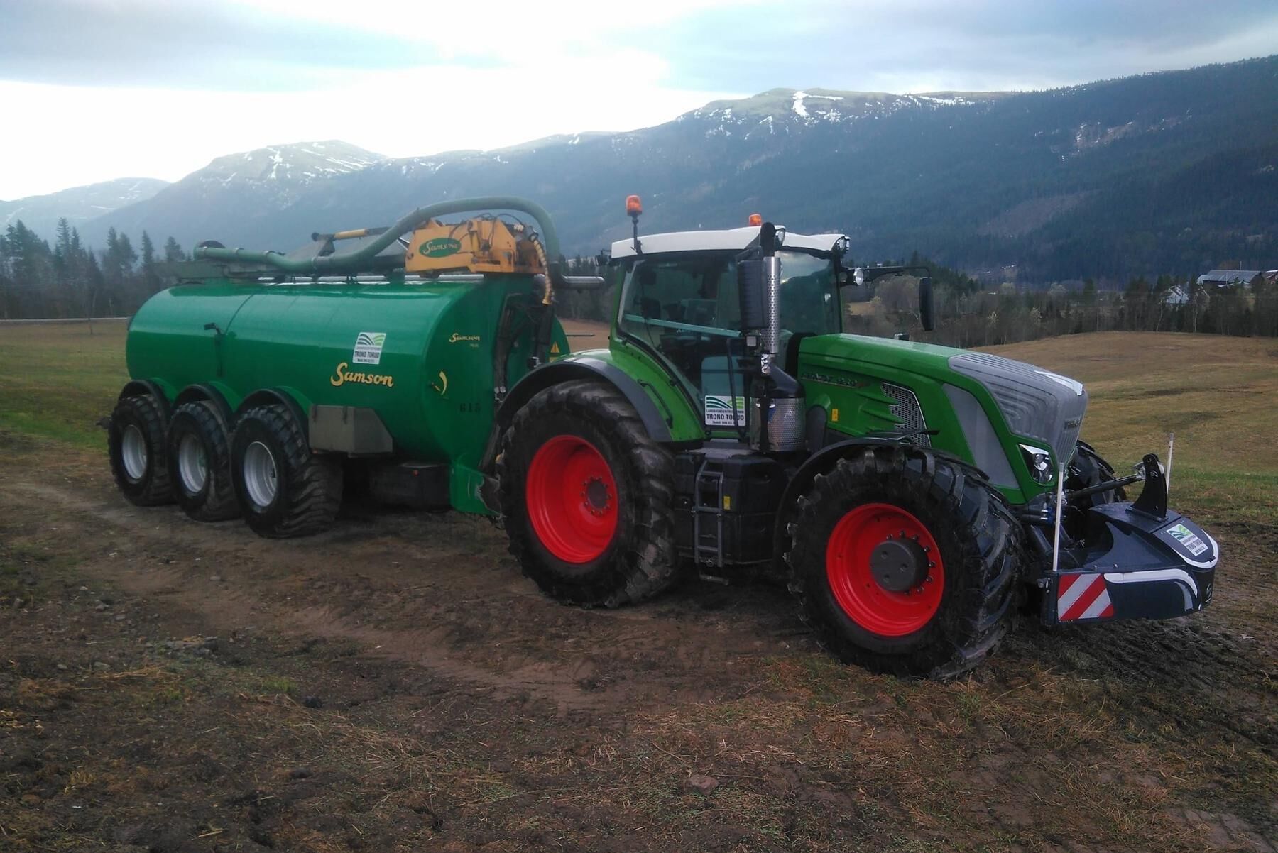 Maskinstationen har fyra Samsonstunnor som sköter gödselspridningen för det mesta.