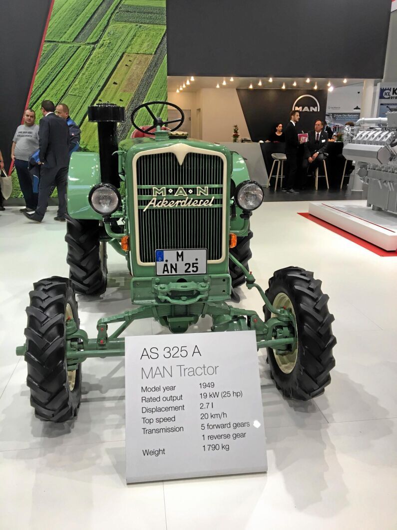Veterantraktorerna drog många blickar till sig. Här en traktor från MAN.