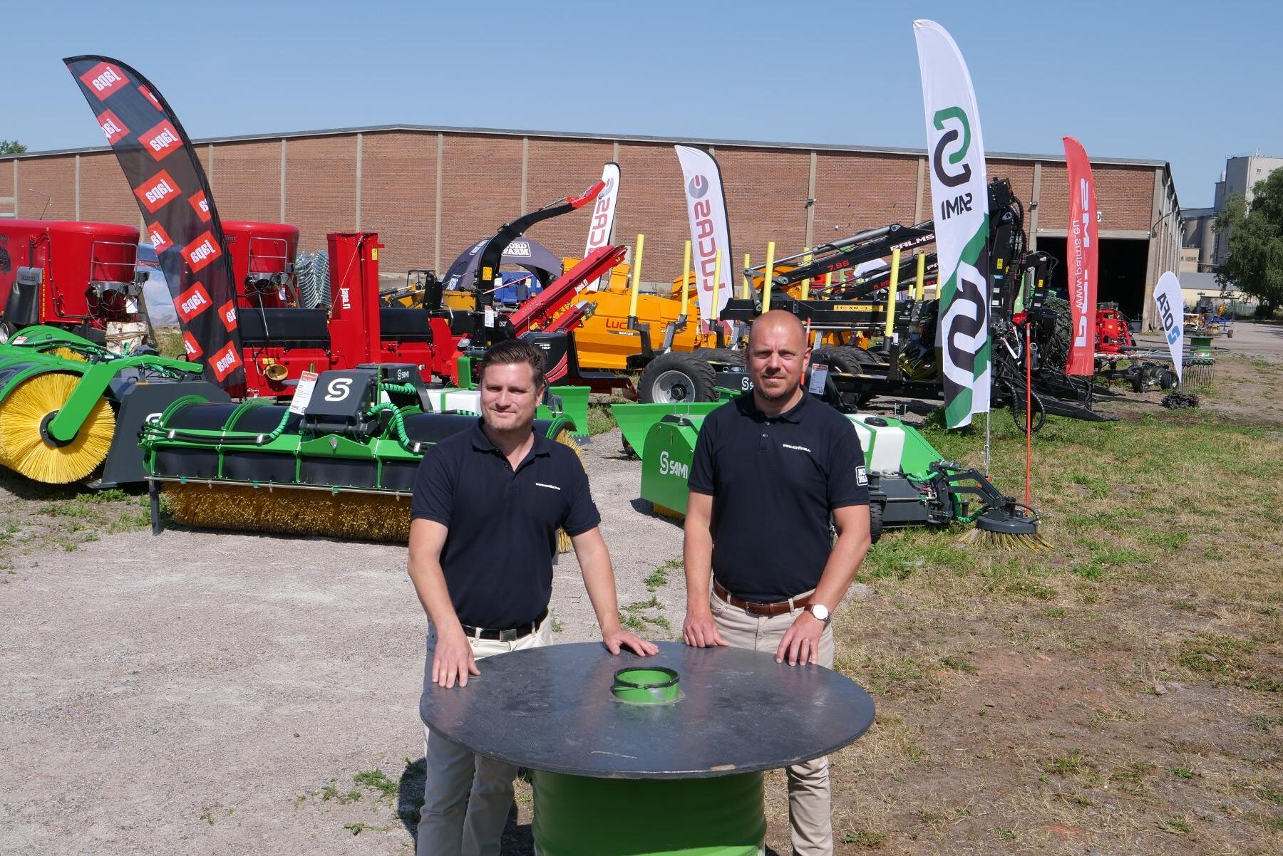 Nordfarms vd Bo Åkesson och försäljnings- och marknadschefen Lasse Horndahl på det egna mässfältet i Norrköping.