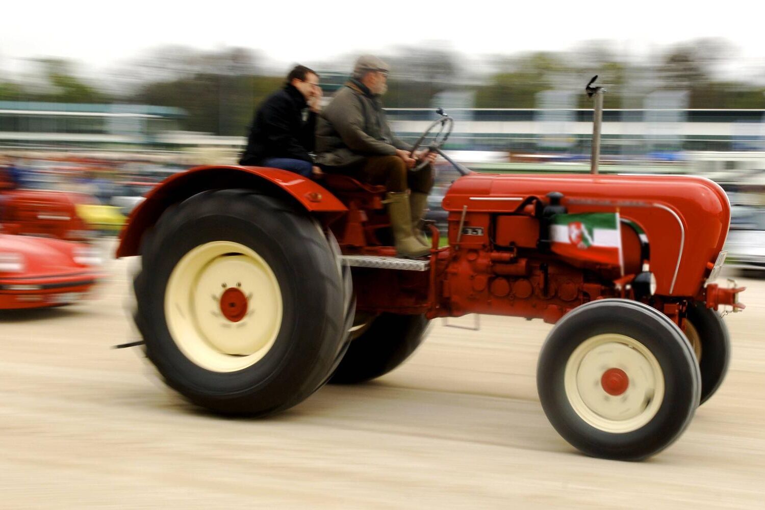 Traktorn på bilden är inte samma som satte hastighetsrekordet.