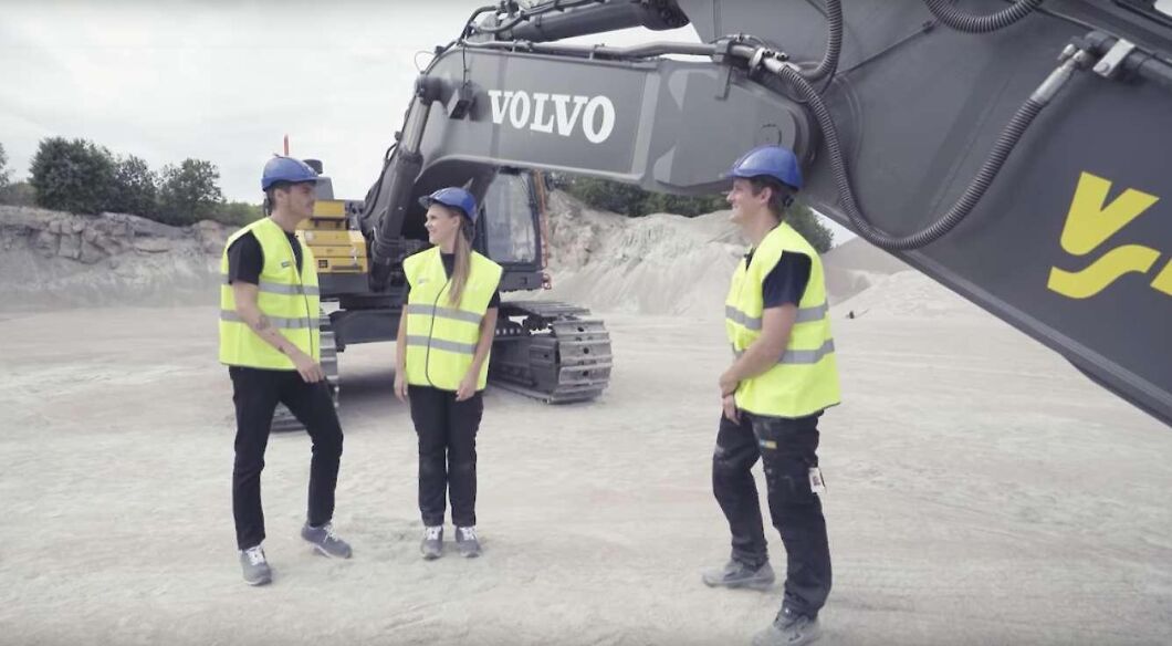 Oscar Zia och Lisa Jonasson tävlar i vem som bäst kan byta larvband på en 78 ton tung grävmaskin.
