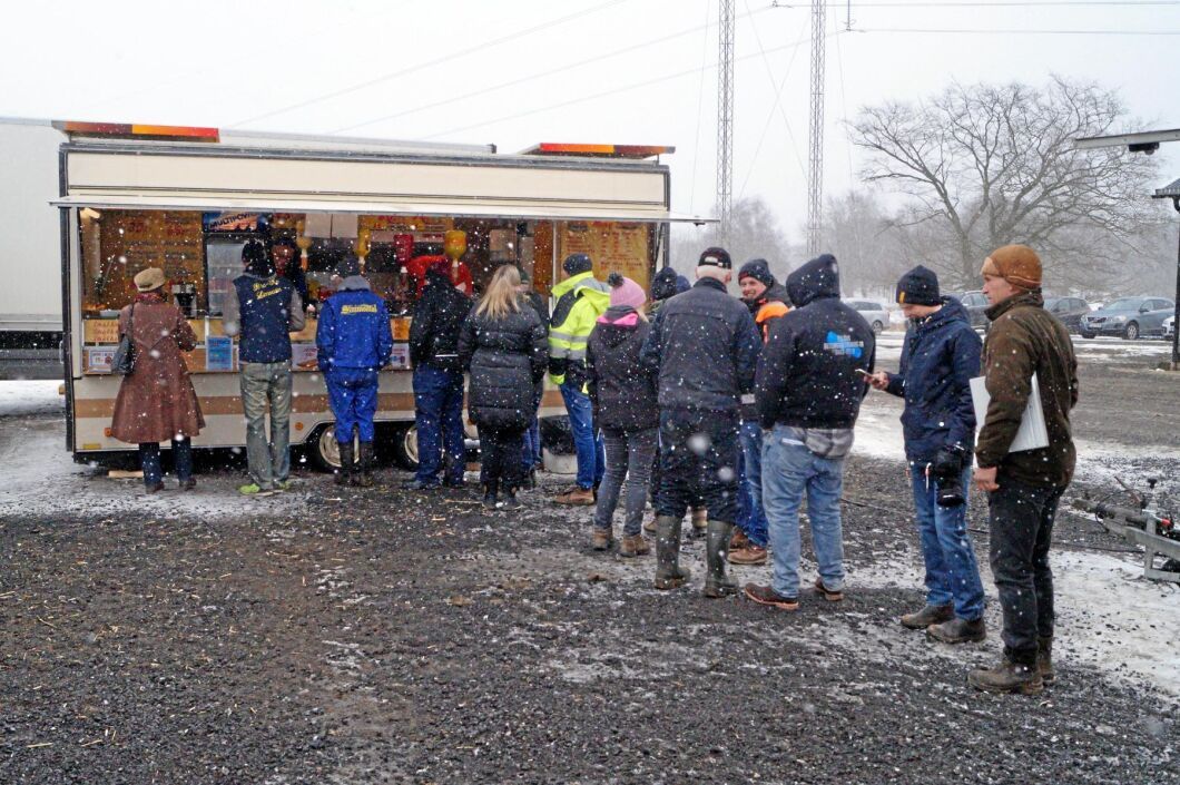 Kön ringlade lång till hamburgerbaren i snögloppet.