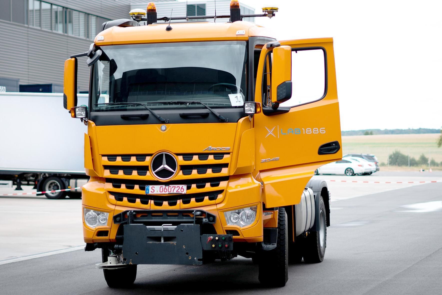 Den självkörande lastbilen Mercedes-Benz Actros kommer åka runt själv på ett inhägnat område under hela mässan.