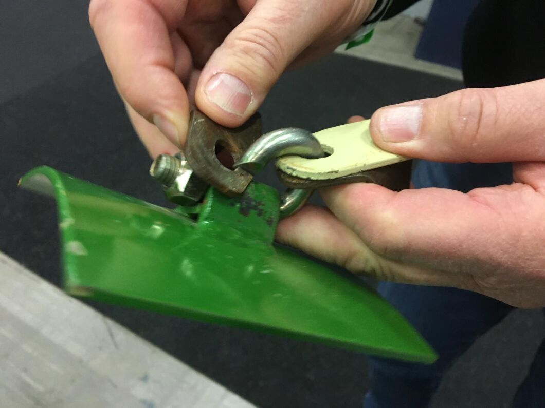 En sinnrik konstruktion gör det enkelt att byta knivar på en Horsehopper utan verktyg.