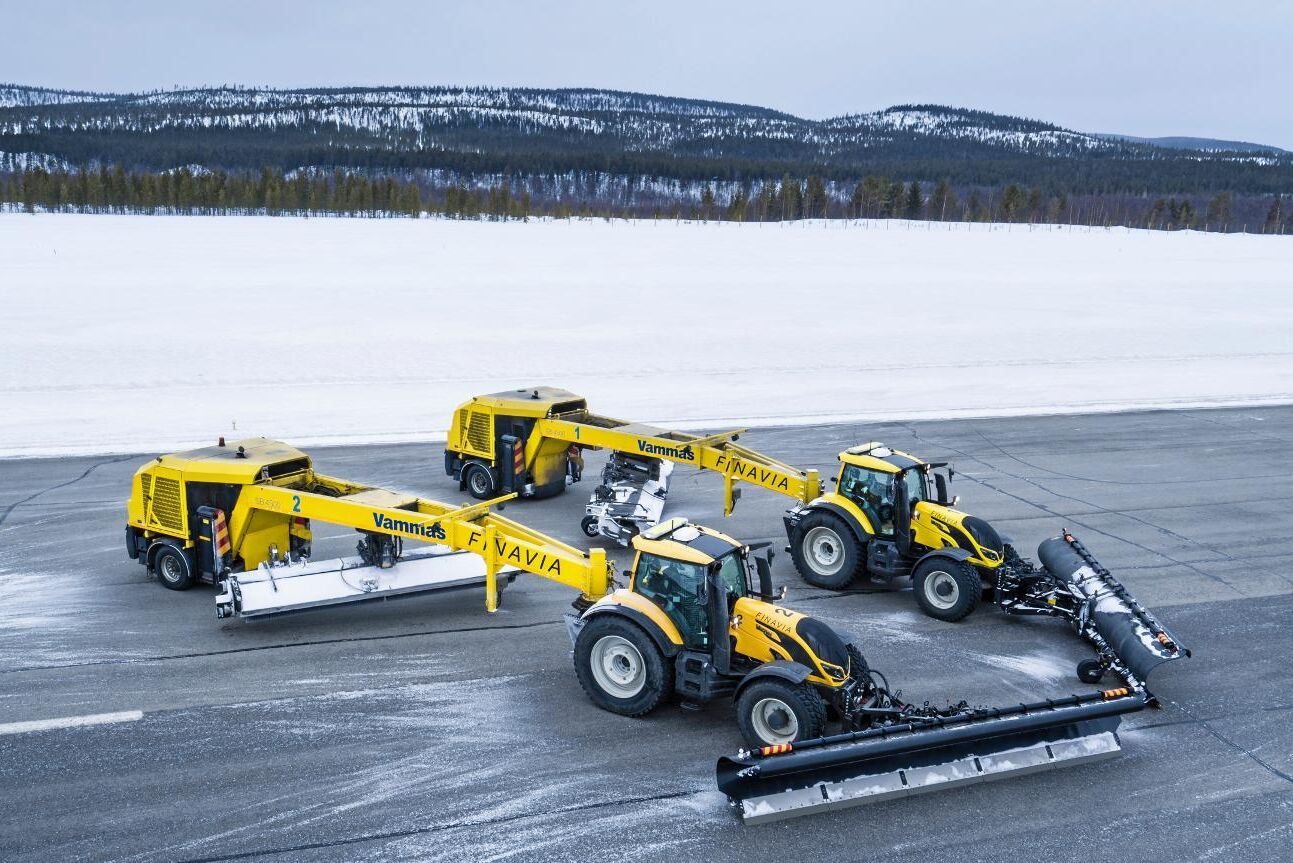 Traktorerna har dragit 4,5 meter breda snöröjningssläp.