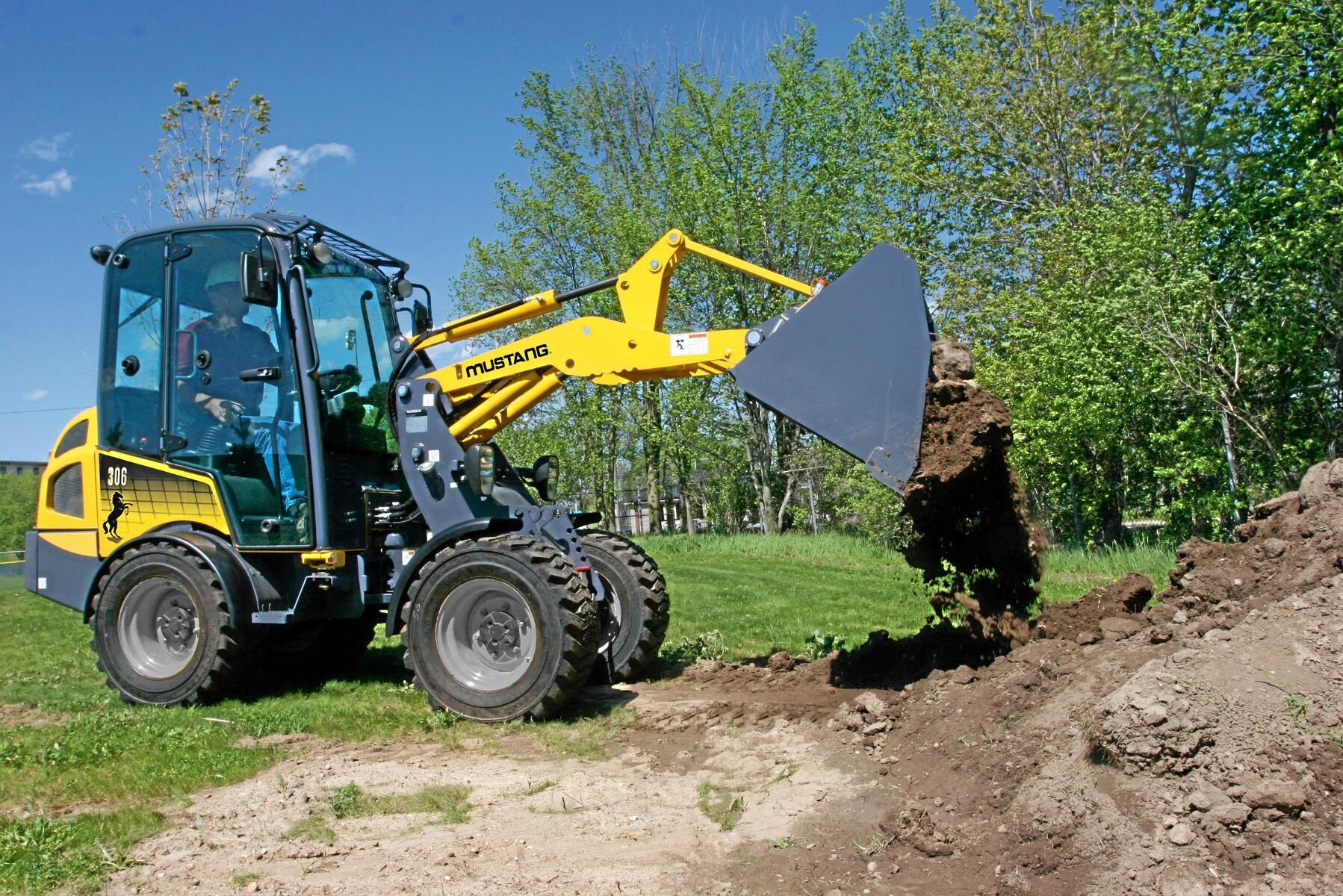 Mustang AL306 går att utrusta med de flesta redskapen.