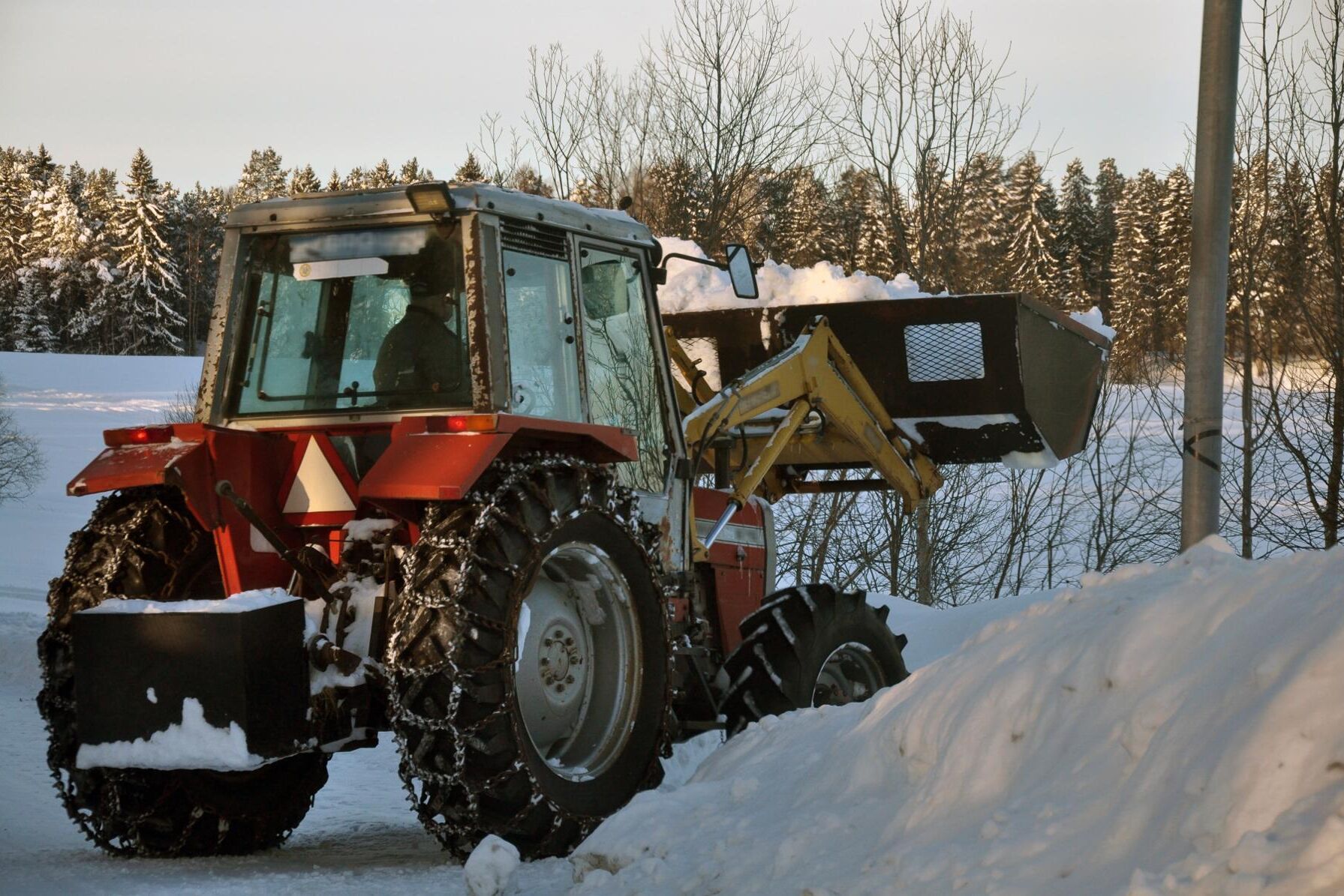 Snöröjning, snöbortforsling och halkbekämpning äter upp plånböckerna för flera kommuner.