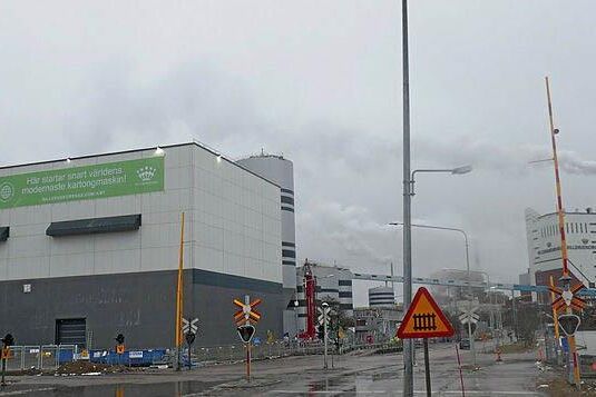 Nya PM7 vid Gruvöns bruk togs i bruk i april. Nu klagar Grumsborna över entoniga och störande ljud från kartongfabriken.