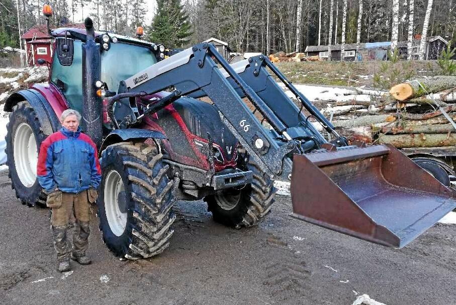 Lars-Erik Andersson är nöjd med sin nya Valtra.