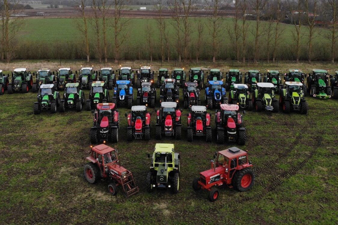 Ett 50-tal traktorer deltog i årets traktorparad på Segragymnasiet.