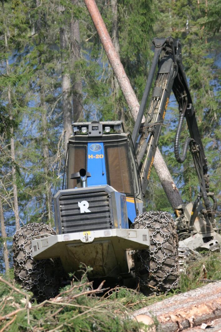 Skördaren har kran RK200 och skördaraggregat EGS700. Maskinen når 10 meter och under plåtarna mullrar en 8,1 liters John Deere-motor.