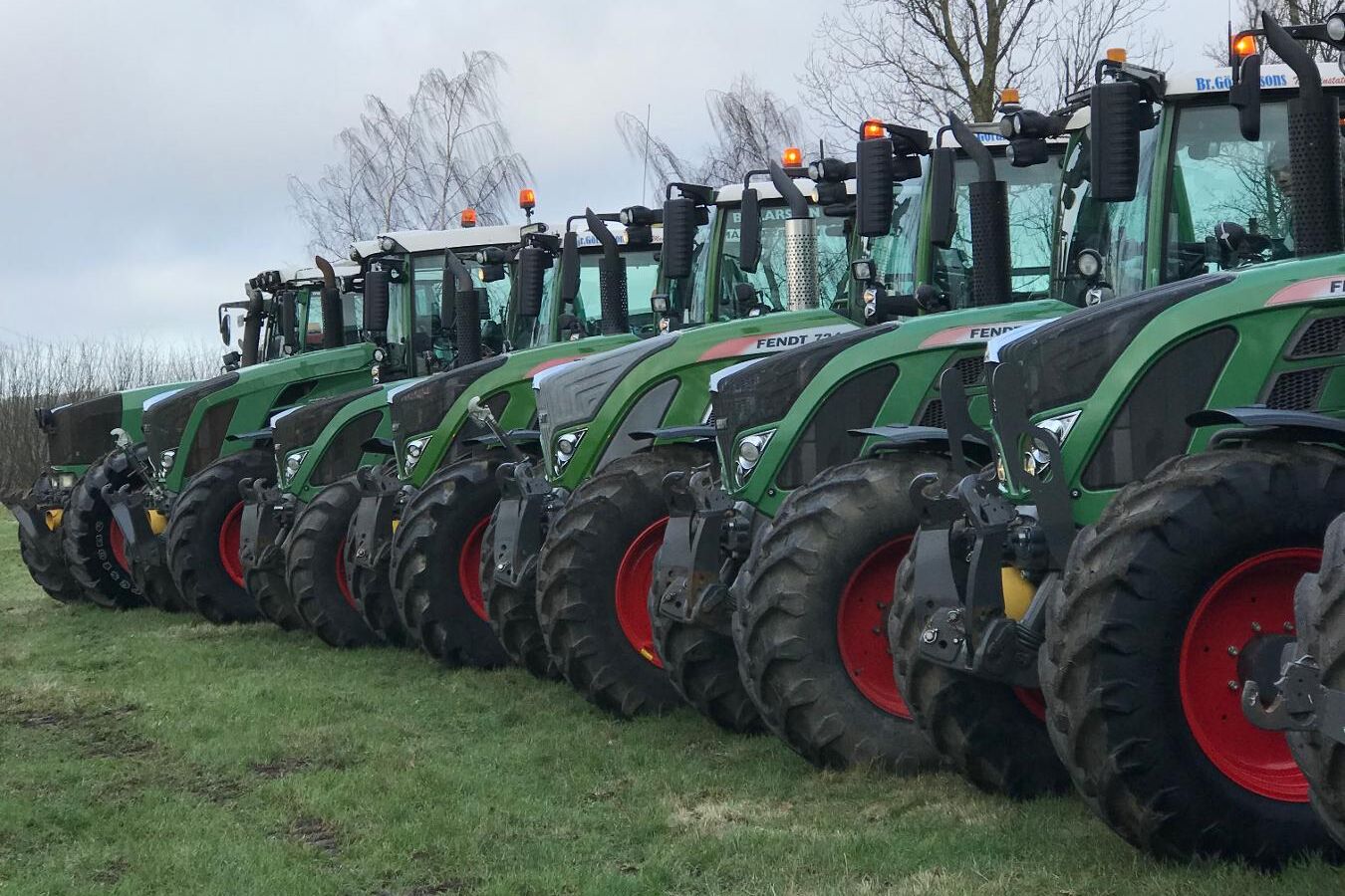 Fendttraktorer i väntan på årets traktorparad.