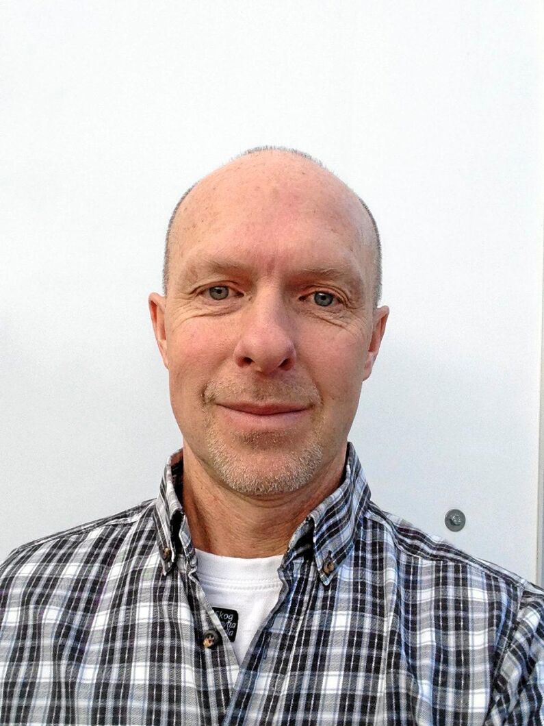 Både forskarna vid SLU och Skogsstyrelsen vill att Sten Ivan Danielsson tar ner det angripna tallbeståndet, flisar och bränner det. Med det skulle bli dyrt, och det är Sten Ivan som får stå för kostnaden.