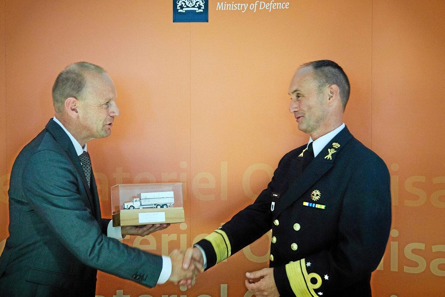 Viceamiral Arie Jan de Waard och Scanias direktör i Nederländarna, Janko van der Baan, tecknade Scanias största militärorder genom tiderna.