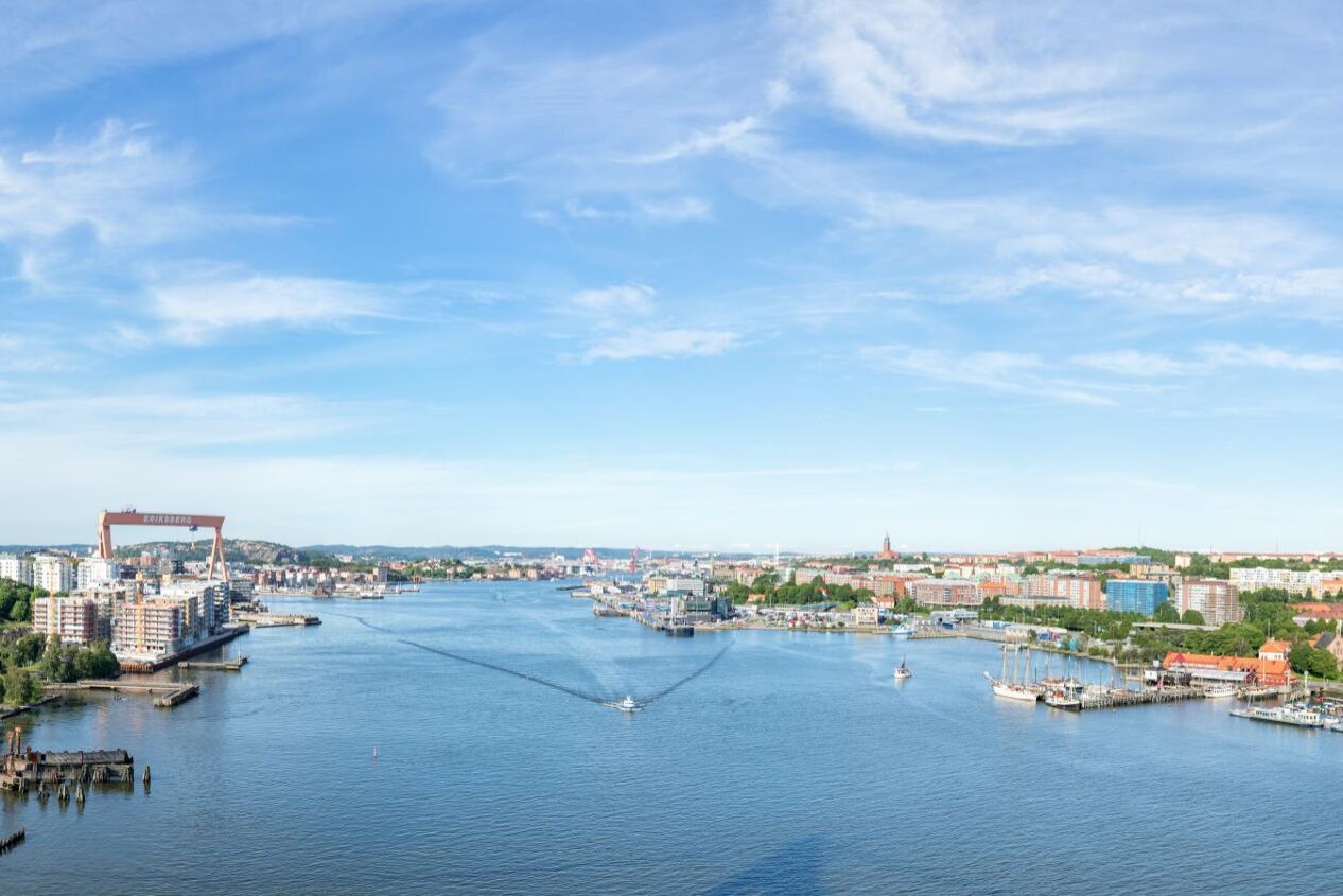 Ett fartyg lastat med havre från Lantmännen i Lidköping färdas just nu på Göta älv utan att kunna stanna.