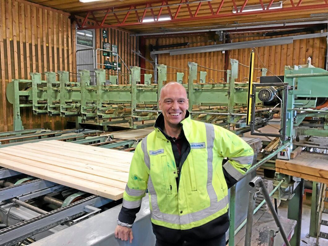 Kanonresultat för sågverken bidrog till att Holmen ökade rörelseresultatet med 10 procent under första halvåret. På bilden Johan Padel, affärsområdeschef för Trävaror, i sågverket i Linghem.