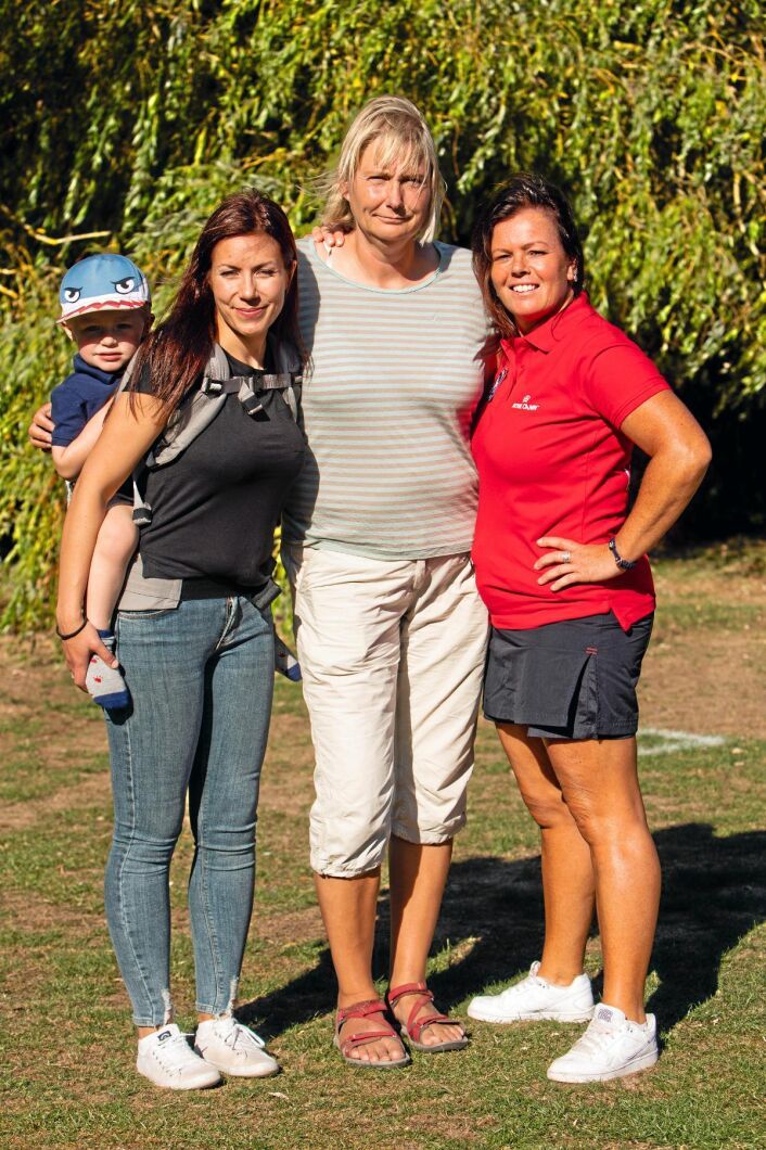 Träningskompisar är viktigt för såväl hundar som hundägare. Från vänster: Louise Jonsson med sonen Liam på ryggen, Maria Brandel och Madelaine Eriksson.