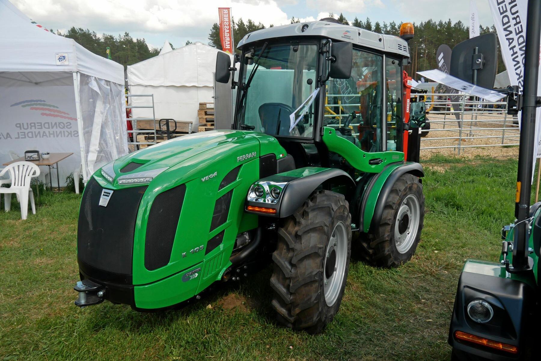 Det fanns flera minitraktorfabrikat på plats, här en Ferrari.