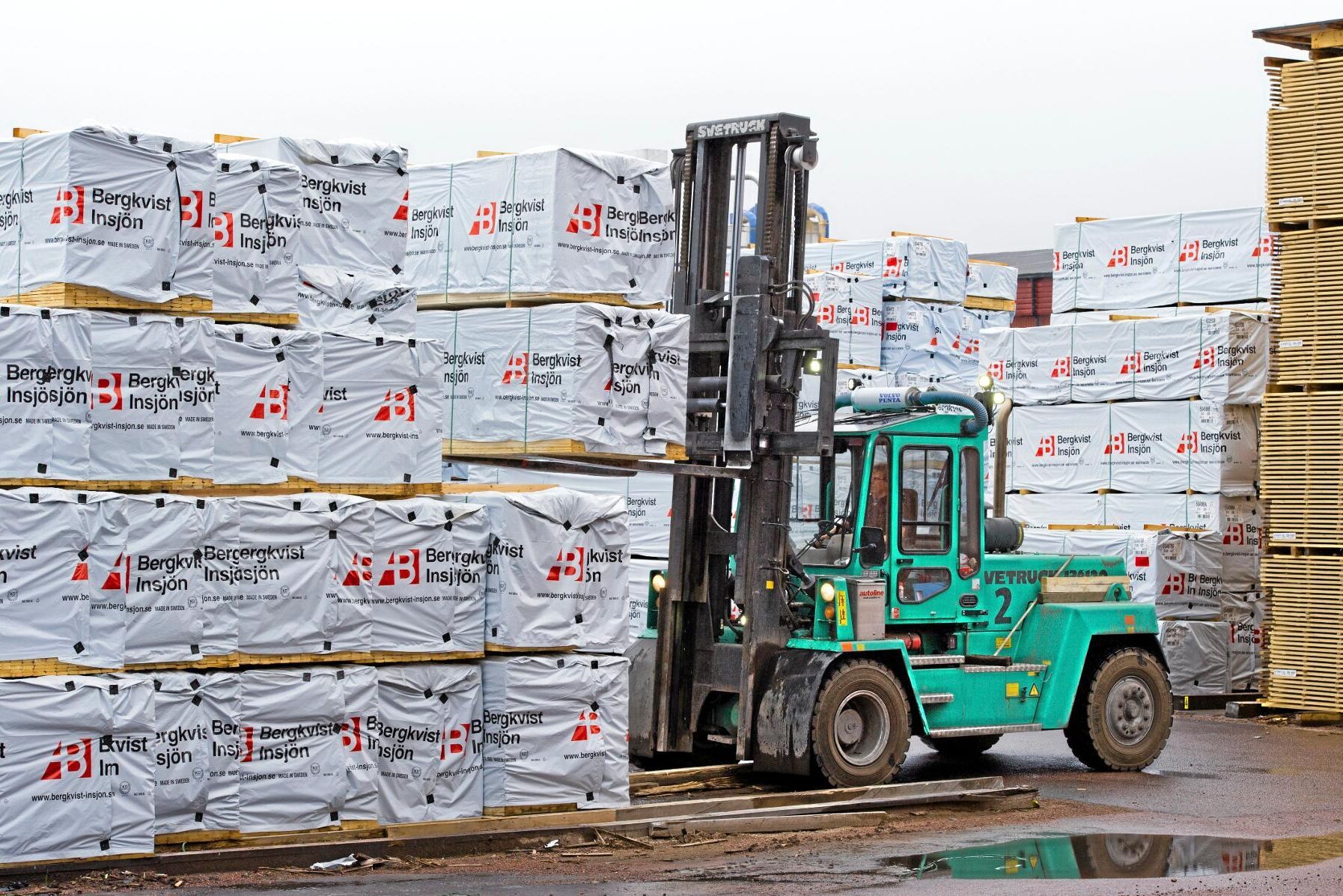 Efter sammanslagningen under ny ägare varslar Bergskvist Siljan 45 medarbetare. Samtidigt skär småländska Bergs Timber ned på produktionen.